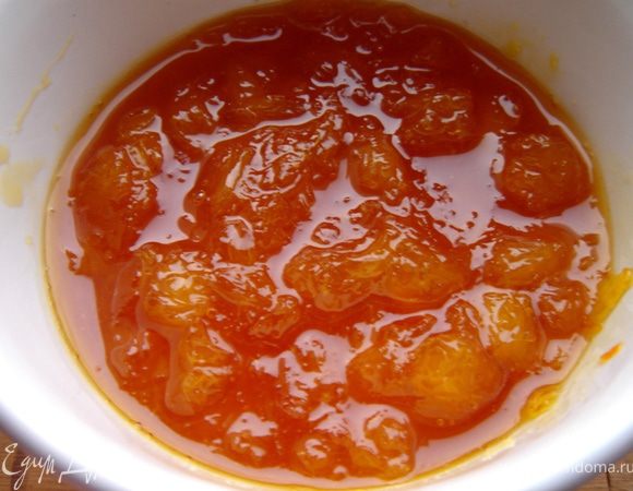 Пока выпекаются кексы,можно приготовить апельсиновый джем.Для этого с апельсина снять цедру(тёркой)и вырезать филе.В эмалированный ковшик выдавить сок из остатков апельсина и добавить сахар,маленькие кусочки филе и цедру.На сильном огне,при постоянном помешивании,уварить жидкость до половины объёма.За 2-3 минуты до окончания варки,добавить ликёр или коньяк.