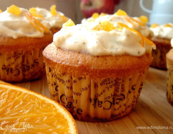 Для крема взбить сливки с сахарной пудрой,затем добавить творожный крем.Готовые кексы смазать джемом,а на джем выложить сливочный крем.Перед подачей можно украсить кексики кусочками апельсина или цитрусовыми цукатами.