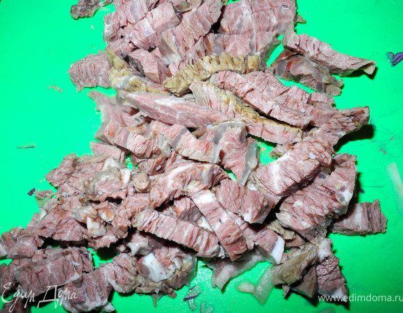 Отварную охлажденную телятину нарежем брусочками.