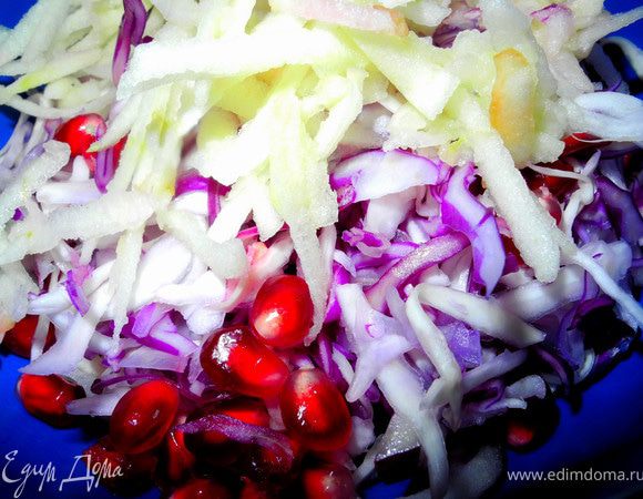 Лук нарежем полукольцами.Капусту с солью перетрем до мягкости, добавим лук, натертое на крупной терке яблоко, зерна граната. 