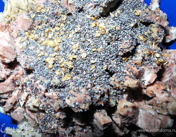 Семена мака и кориандра слегка обжариваем на сухой сковородке. Остужаем. Семена кориандра слегка измельчим (потолчем в ступке). Добавляем к капусте телятину и мак с кориандром.