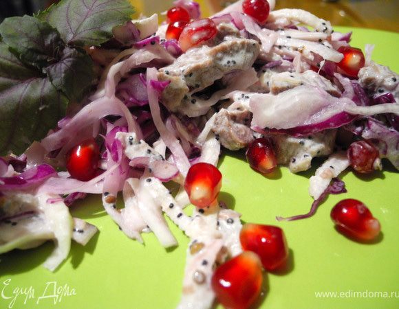 Заправляем сметаной, перемешиваем. Очень вкусно!!! Мак похрустывает на зубах, гранатные зерна лопаются, освобождая сладкую терпкость, кориандр придаёт невероятный аромат, и все это рождает новые вкусовые ощущения. 