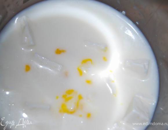Взбить молоко, яйцо и рикотту. 