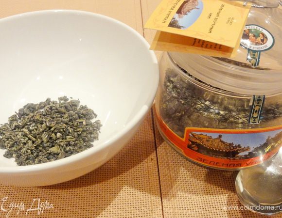 Завариваем чай в крутым кипятком. 