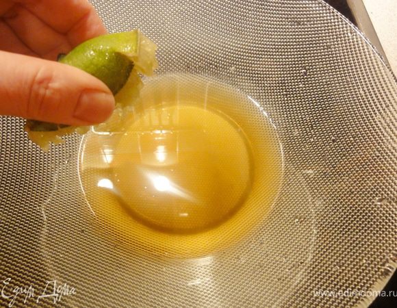 Даем остыть разводим кипяченой холодной водой и добавляем сок лайма. Сока нужно столько, чтобы чай был чуть кислым.