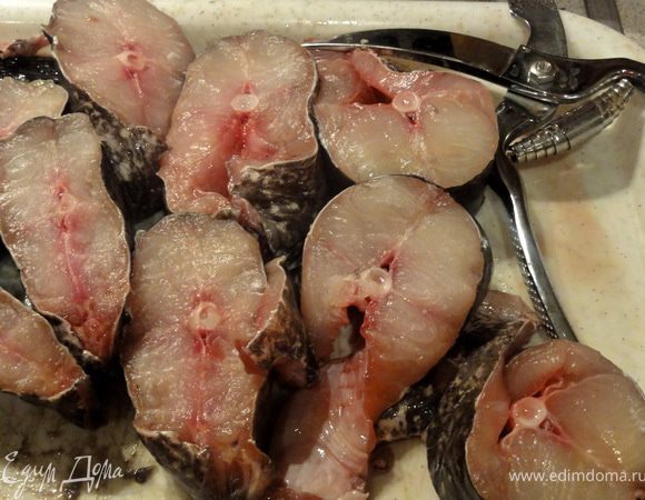 Сома чистим, удаляем голову, плавники и разделываем на стейки.