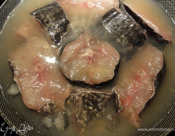 Заливаем холодным чаем рыбу так, чтобы покрыть полностью. Оставляем на 3-4 часа в холодном месте.