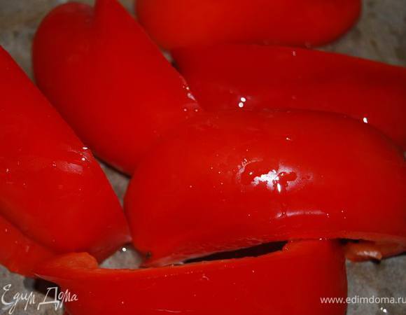 Перец помыть, разрезать на 4-6 частей, положить кожурой вверх в форму для запекания,сбрызнуть растительным маслом и запечь в разогретой до 220 градусов духовке 15 минут.