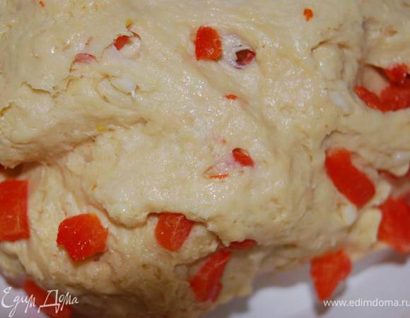 Нарезанный перец и чеснок добавить в тесто,хорошо перемешать.