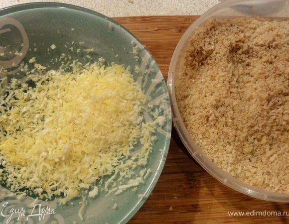 Смешайте сухари, орехи, тертую цедру четверти лимона. 