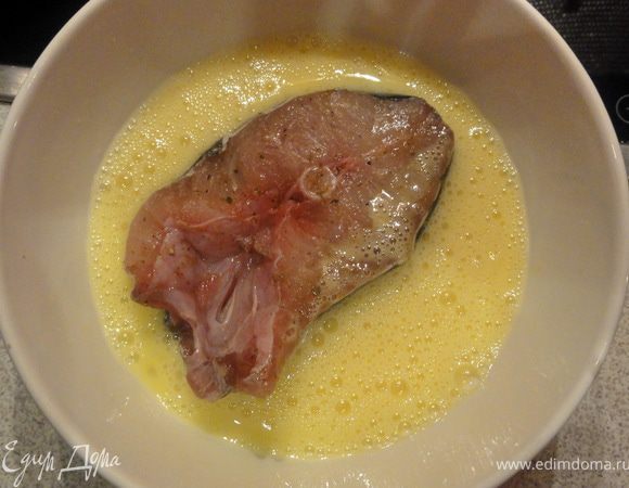 Яйцо взбейте.
Каждый кусочек рыбы окуните в яйцо