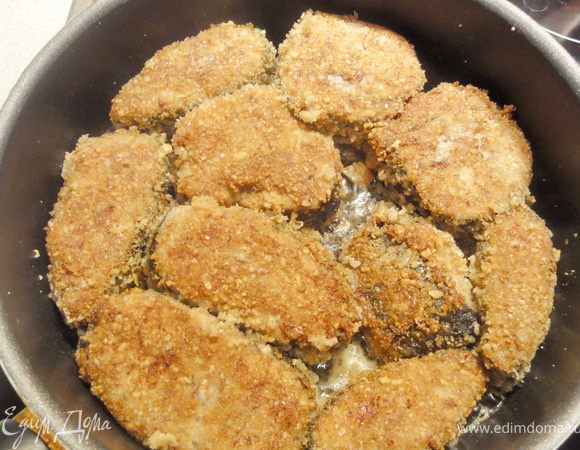 затем обваляйте в сухарно-ореховой смеси и жарьте на растительном масле со всех сторон до готовности.
