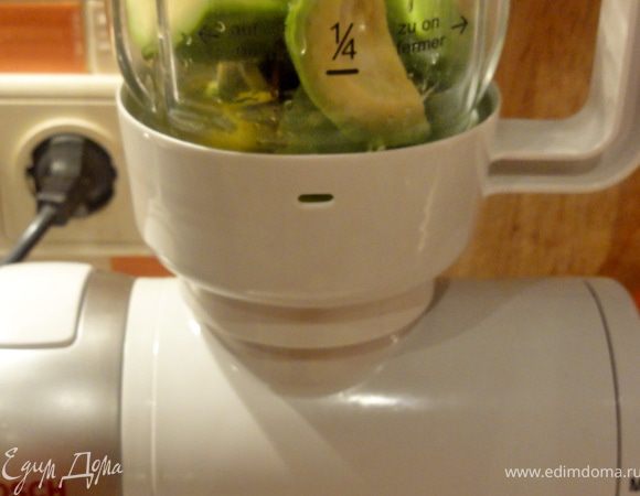 В блендер положите кусочки одного авокадо, выжмите сок половины лайма и взбейте несколько секунд, убавьте скорость и постепенно влейте сливки. 