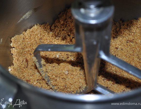 Взбить в миксере слив.сыр и 2след.ингридиента до полного гладкого состояния на сред.скорости.Добавлять по одному яйцу после размешивания.После добавить тыквен.пюре и лимон.сок.Все тщательно перемешать.Выложить все поверх основы.