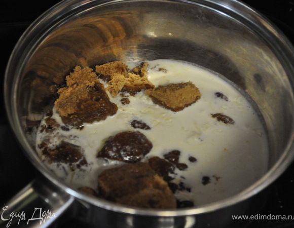 Готовый чизкейк выложить на тарелку,сняв бока формы, осторожно убрать бумагу.Приготовить топпинг пралине.