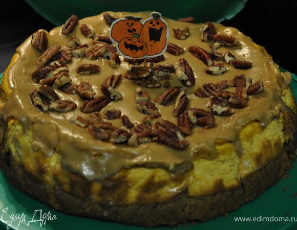 Пралине
===================================
Выложить 3 первых ингридиента в небольшую кастрюльку и на сред. огонь помешивать часто,чтоб корич. сахар разошелся .Как начнет кипеть снять с огня.Добавить сах.пудру и ванилин.Перемешать хорошо. Сразу же вылить поверх чизкейка осторожно распределив по всей поверхности,масса застывает сразу.Выложить пекан.