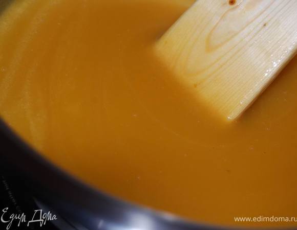 Варим на слабом огне 20-30 минут,помешивая деревянной лопаткой.
Масса постепенно меняет цвет, густеет и становится тягучей.