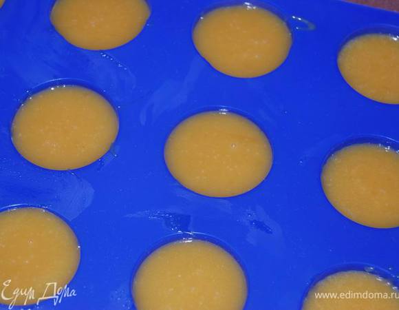 Заливаем в форму. Охлаждаем. Можно залить в плоскую форму и нарезать квадратиками.