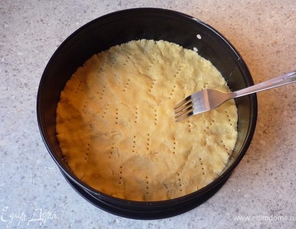 Если мандарины консервированные - слить сок, если свежие - почистить. Лимон промыть под горячей водой, натереть цедру и выжать сок. Для основы муку, 80г сахара, масло кусочками и 1 яйцо замесить. 2/3 теста выложить в
разъемную форму (24-26см), хорошо смазанную маслом. Распределить равномерно по дну. Проколоть несколько раз вилкой. Разогреть духовку до 180°C и запечь основу в течение 10 минут.