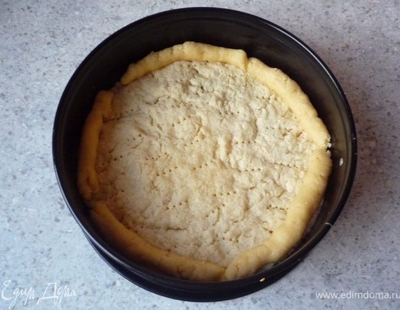 Из оставшегося теста сделать "жгутики" и выложить их по краю формы на горячую основу.