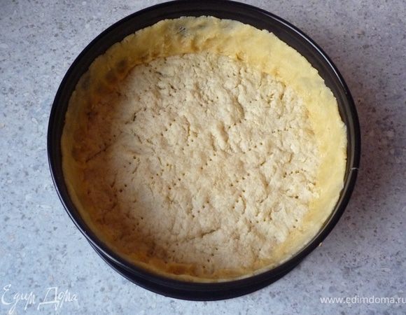  Пальцами сделать бортики 3-4 см высотой.