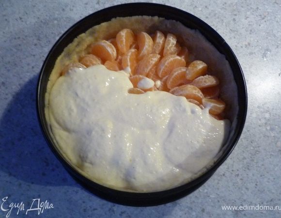 Основу смазать 3-мя столовыми ложками сметанной массы. Выложить слой мандарин. Сверху - оставшийся сметанный крем, разровнять.