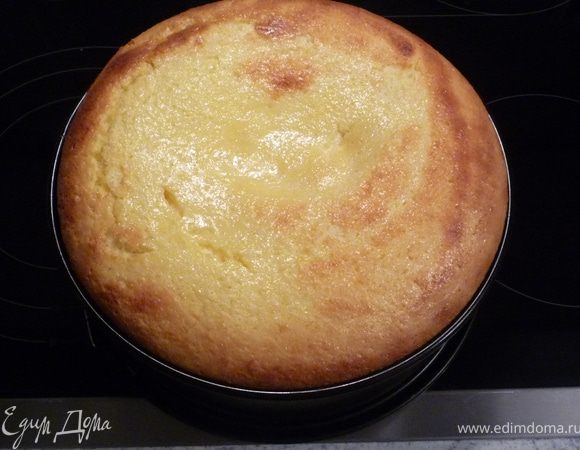 Запекать в течение 75 минут. Через 40 минут пирог лучше накрыть фольгой, чтобы он не потемнел. Еще горячим смазать пирог апельсиновым вареньем. 