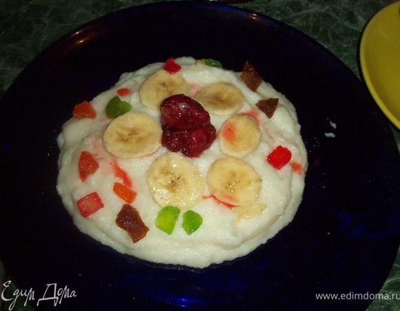 Сварить манку,взбить в блендаре с бананами.украсить цукатами,бананчиком,клубничкой
