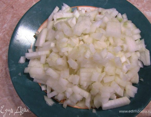 Порежьте мелко лук. Для этого срежьте стрелку лука, разрежьте лук вдоль пополам, затем снимите кожуру (так будет легче). Не срезайте попку, т.к. при нарезании луковица не будет распадаться.
Я порезал лук кубиками, хотя лучше его порезать соломкой как можно тоньше (не забудьте потом выбросить попки).