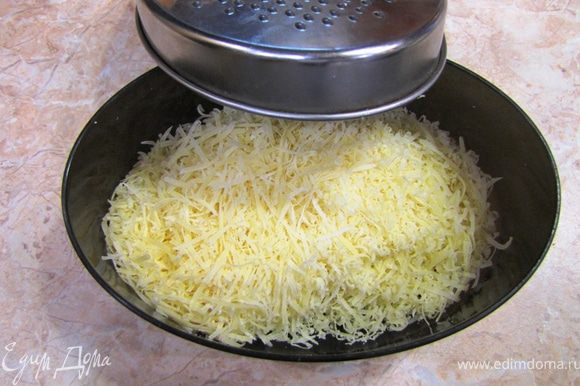 Сыр протрите на мелкой терке (сыр должен быть ярким на вкус, как пармезан, иначе вкус будет недостаточно выразительным).