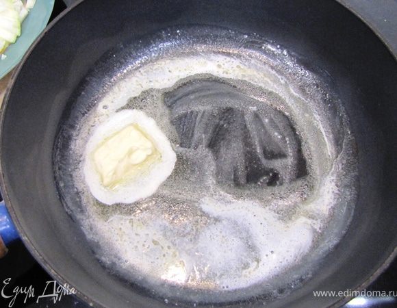 Теперь возьмите сковороду с толстым дном.
Растопите масло.