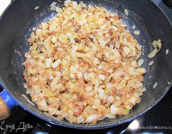 Положите в лук муку и обжаривайте лук до густо-коричневого цвета (я не додержал).