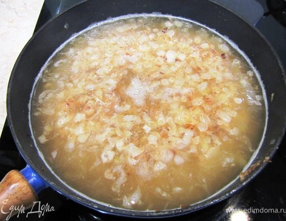 Вскипятите литр воды и вылейте в лук.
Накройте суп крышкой и на маленьком огне готовьте суп в течение получаса или больше (до мягкости лука - кто как любит). Не забудьте в конце посолить суп.