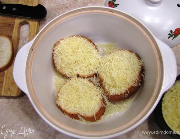 Выложите ломтики хлеба в один слой и посыпьте сверху сыром.