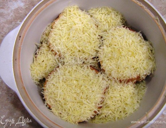 Вылейте часть супа сверху.
Повторите все это, пока не закончится хлеб и сыр.