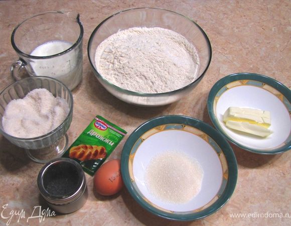 Итак - Еврейские Багельсы
Лучше всего Багельсы разрезать пополам (как на фото) и вместе с намазанным сливочным маслом или сливочным сыром отправлять внутрь с кофе или чаем  
На фото - крепкий черный чай, багельс, порезанный пополам, со сливочным маслом и фейхоа, перетертым с сахаром.