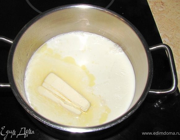 Вскипятите молоко.
Снимите с огня и положите сливочное масло и сахар.
