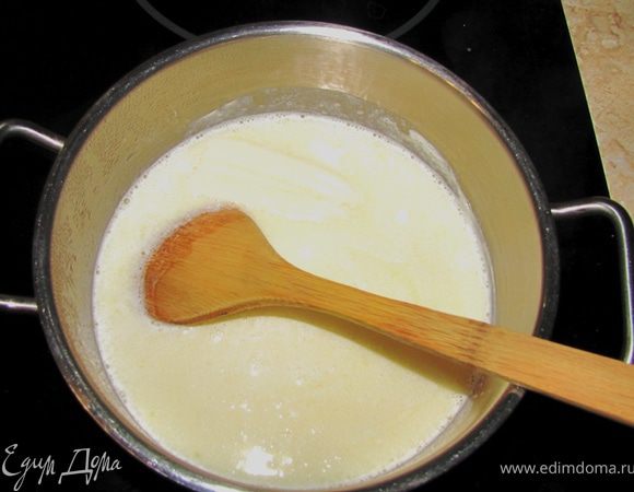 Размешайте, пока масло и сахар не растворятся в молоке.
