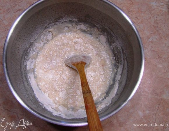 Остудите до теплого состояния (30-35 градусов)
Положите и размешайте дрожжи и оставьте на 10 минут, пока не запенятся.