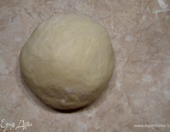 Разделите белок и желток.
Белок и соль добавьте в молоко, взбивая венчиком.
Добавьте муку и вымешивайте тесто в течение 15 минут, пока тесто не станет эластичным и перестанет прилипать.