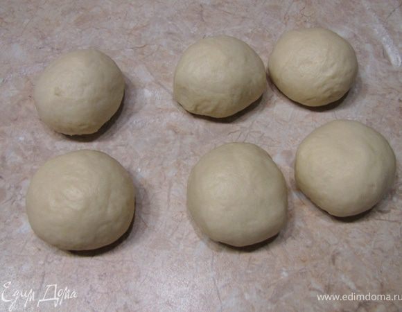 Положите в пакет, предварительно смазав пакет маслом.
Положите тесто в теплое место на час, пока оно не увеличится в два раза.
Разделите тесто на 24 кусочка и вылепите из них шарики (лично у меня получилось 12 штук и мне так больше нравится).
