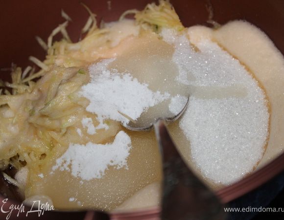 Натереть кабачок и отжать с него сок.
Добавить сахар, яйцо, масло, соду. Хорошенько перемешать.