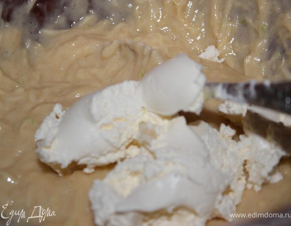 Разделить тесто на две части. В одну добавить Альметте.