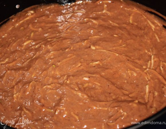 Шоколадную массу еще разделить на две части и одну часть выложить на смазанную форму для выпечки.