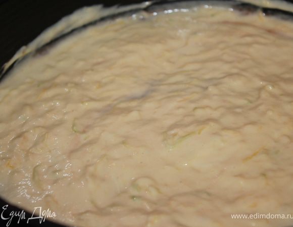 Белую массу тоже разделить на две части и одну выложить поверх темной массы. Разровнять аккуратно.