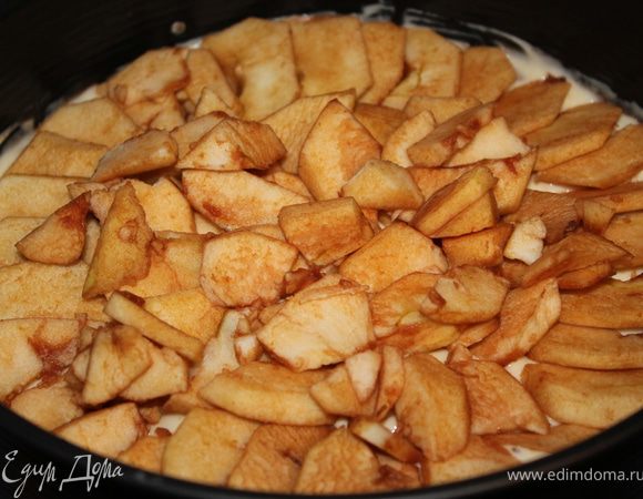 На эту массу выложить яблоки.