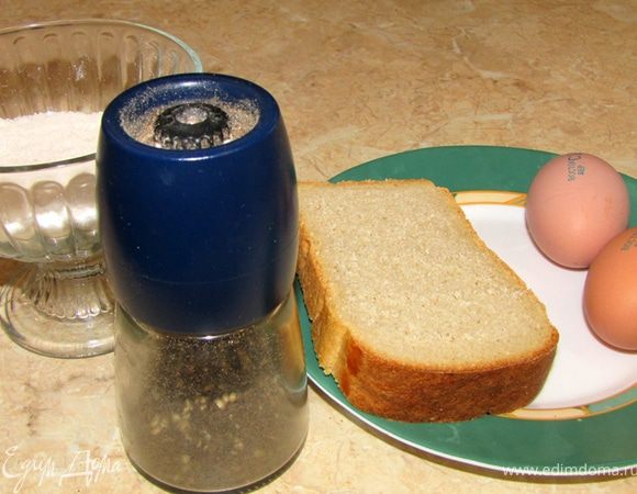 Я предпочитаю обычный белый хлеб от хлебозавода №5 в нашем городе. Почему я так пишу. Потому, что для меня это самый вкусный хлеб из обычной выпечки (я не беру чиабату, лаваш и пр.). Правда у нас еще есть очень вкусный хлеб Сарептинского хлебозавода, но в центре его не продают, а ездить за хлебом 20км далековато  
Пробовал с чиабатой. Если хорошая чиабата , то результат тоже весьма и весьма. Из хорошего батона тоже получается великолепно, будь то нарезной или французский. Не рекомендую делать из серого хлеба, т.к. серый хлеб сам по себе очень ароматный и яркий на вкус и он забьет вкус яиц.
Кстати, по поводу яиц. Я использую так называемые "деревенские". Они с ярко желтым желтком и очень вкусные.