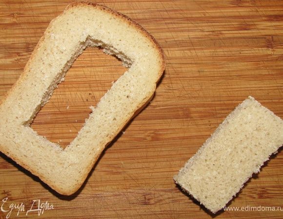 Я предпочитаю обычный белый хлеб от хлебозавода №5 в нашем городе. Почему я так пишу. Потому, что для меня это самый вкусный хлеб из обычной выпечки (я не беру чиабату, лаваш и пр.). Правда у нас еще есть очень вкусный хлеб Сарептинского хлебозавода, но в центре его не продают, а ездить за хлебом 20км далековато  
Пробовал с чиабатой. Если хорошая чиабата , то результат тоже весьма и весьма. Из хорошего батона тоже получается великолепно, будь то нарезной или французский. Не рекомендую делать из серого хлеба, т.к. серый хлеб сам по себе очень ароматный и яркий на вкус и он забьет вкус яиц.
Кстати, по поводу яиц. Я использую так называемые "деревенские". Они с ярко желтым желтком и очень вкусные.