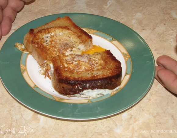 Можете выключить огонь и через одну две минуты бутерброд готов.
Ешьте его при помощи вилки и ножа.