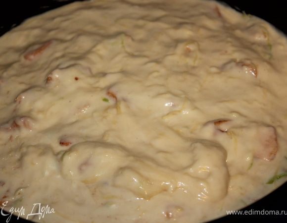 Далее поверх яблок идет белая масса.